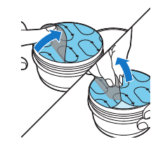 Levante la lengüeta del sello y tire de ella por la esquina para retirar el sello del cartucho de la Quick Clean Pod.