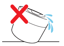 No incline la Quick Clean Pod para evitar fugas.