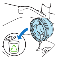 Vierta el líquido restante por un desagüe y recicle el cartucho vacío de acuerdo con las normativas locales sobre residuos.