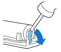 Doble las etiquetas de la batería hacia un lado con unos alicates de corte o un destornillador.
