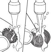 Messer und Scherfolie unter dem Wasserhahn reinigen