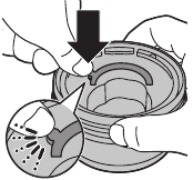 Pulse la pequeña pieza circular del asa del cartucho del Quick Clean Pod para romper el gancho a presión del asa