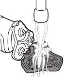 Enjuague el soporte del cabezal de afeitado bajo un grifo con agua tibia