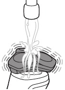 Izpiranje brivne enote pod toplo vodo