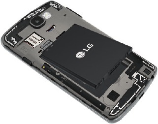 LG - Spree - Inserting the Battery and the Cards - Step 2 Az akkumulátor és a kártyák behelyezése – 2. lépés