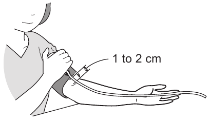 Omron - HEM-7120 - Using the Unit - Applying the Arm Cuff - Step 3 Uso de la unidad - Colocación del brazalete - Paso 3