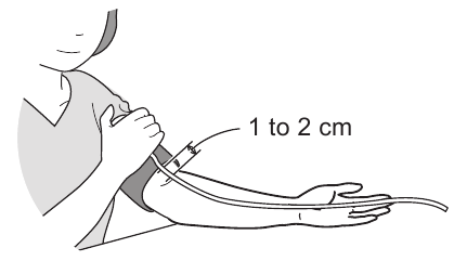 Omron - HEM-7121 - Monitoriaus naudojimas - Rankos manžetės uždėjimas - 2 žingsnis Monitoriaus naudojimas - Rankos manžetės uždėjimas - 2 žingsnis