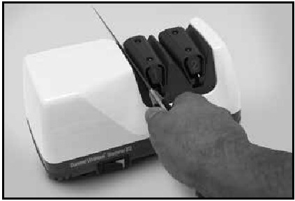 Chef's Choice - Diamond UltraHone 312 - Tahap 1 - Memasukkan mata pisau ke dalam slot di antara Tahap 1 - Memasukkan mata pisau ke dalam slot di antara