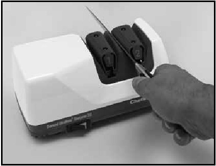 Chef's Choice - Diamond UltraHone 312 - Tahap 2 - Memasukkan mata pisau ke dalam slot kiri Tahap 2 Tahap 2 - Memasukkan mata pisau ke dalam slot kiri Tahap 2