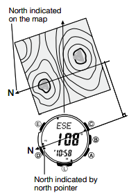 Um homem olha para um mapa enquanto segura um relógio.