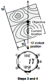 Um homem olha para um mapa enquanto segura um relógio.