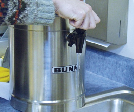 Bunn - ITCB - Tedensko čiščenje rezervoarja za čaj - 2. korak Tedensko čiščenje rezervoarja za čaj - 2. korak