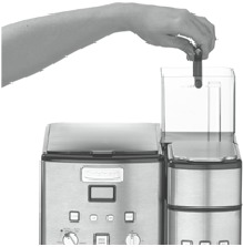 depósito de agua extraído de la cafetera