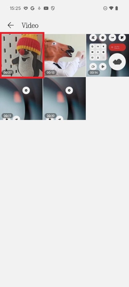 Uma captura de ecr&atilde; mostrando uma vista da galeria com um v&iacute;deo espec&iacute;fico em c&acirc;mara lenta destacado para sele&ccedil;&atilde;o.