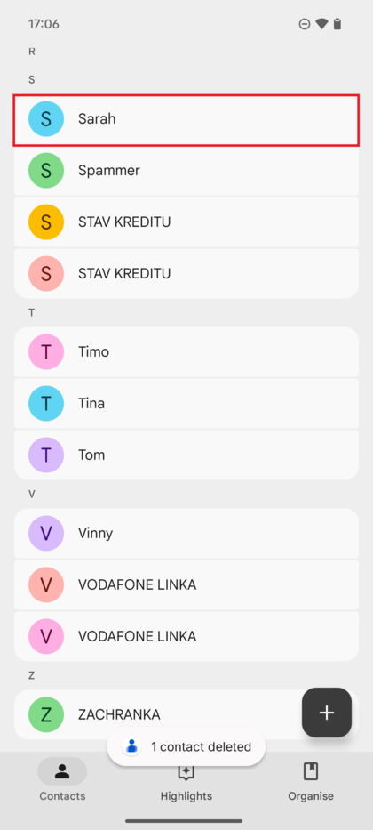 Uma vis&atilde;o da lista de Contatos mostrando um nome de contato espec&iacute;fico selecionado.