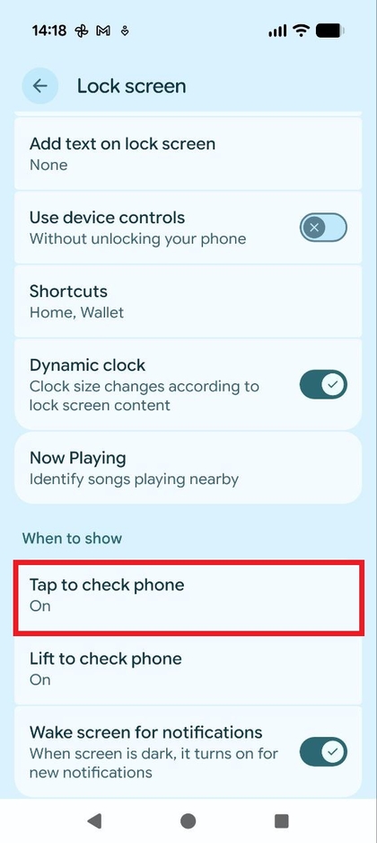 Une capture d'&eacute;cran du menu des param&egrave;tres de l'&eacute;cran de verrouillage, indiquant l'option Tap to check phone.
