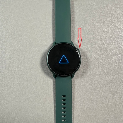 Apăsați butonul pentru a porni ceasul Garmin