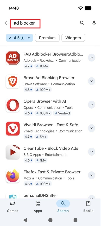 Ekrano nuotrauka i&scaron; &bdquo;Google Play Store&ldquo; paie&scaron;kos rezultatų puslapio, skirto skelbimų blokatoriui.