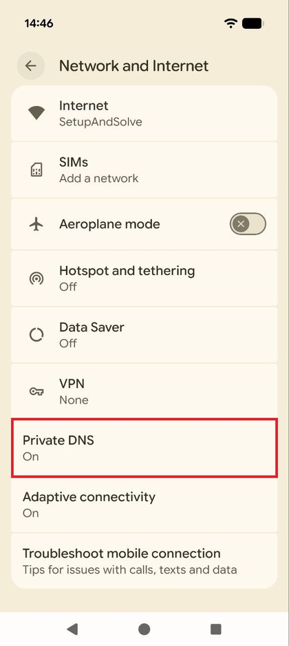 Ekrano nuotrauka i&scaron; &bdquo;Pixel 10 Pro&ldquo; meniu &bdquo;Network & internet&ldquo; (Tinklas ir internetas), kuriame pary&scaron;kinta parinktis &bdquo;Private DNS&ldquo; (Privatus DNS).