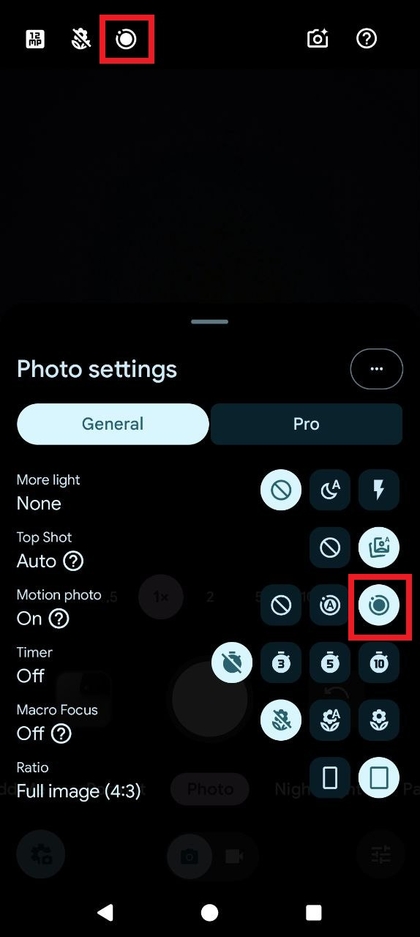 Un diagrama que muestra las tres opciones de Foto en Movimiento (Desactivado, Autom&aacute;tico, Activado) en el men&uacute; de configuraci&oacute;n de la c&aacute;mara.