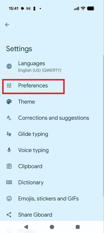 Pamje e ekranit q&euml; tregon opsionin Preferencat brenda menys&euml; s&euml; cil&euml;simeve t&euml; Gboard.