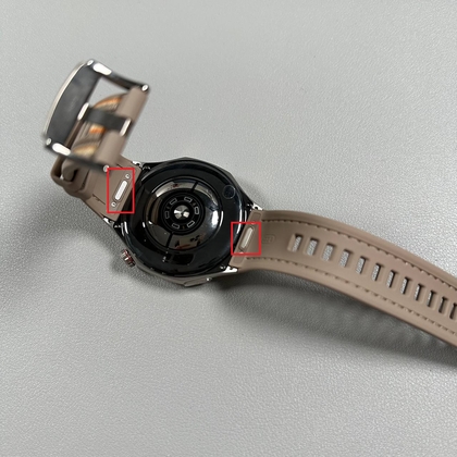 De quick-release knop indrukken op de Huawei Watch GT 6 Pro