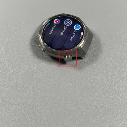 Dr&uuml;cken der Kronentaste auf der Huawei Watch GT 6 Pro zur Aktivierung des Bildschirms