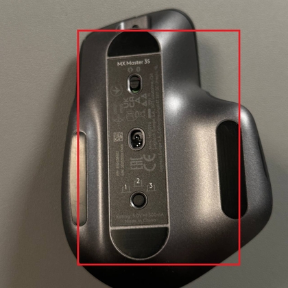 Vue inf&eacute;rieure de la Logitech MX Master 3S montrant l'interrupteur d'alimentation