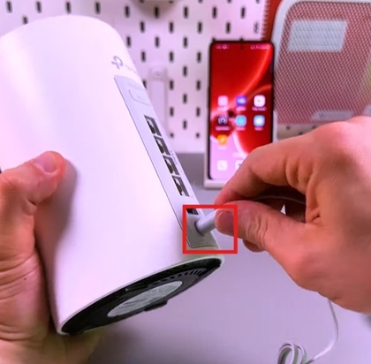 Close-up van de achterkant van de Deco unit met de stroom- en Ethernetkabels aangesloten