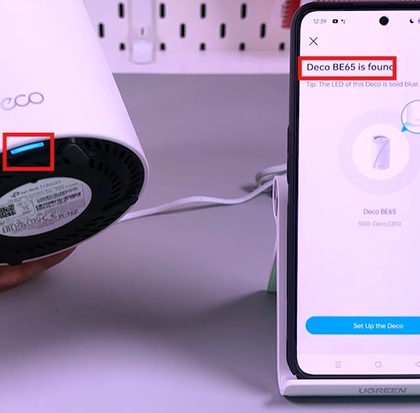 Deco unit met een blauw indicatielampje en het app scherm met de setup knop