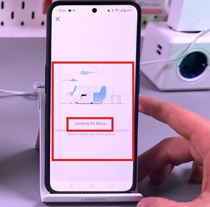Screenshot van de Deco app die zoekt naar de unit in de buurt