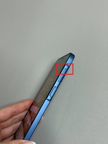 Hangerő fel gomb megnyom&aacute;sa a Samsung Galaxy A17 5G-n