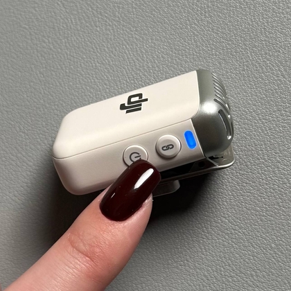 DJI Mic 2 предавател с постоянно синя светлина след включване.