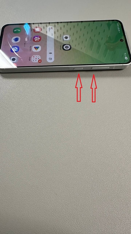 Kubonyeza kitufe cha upande na kitufe cha sauti chini