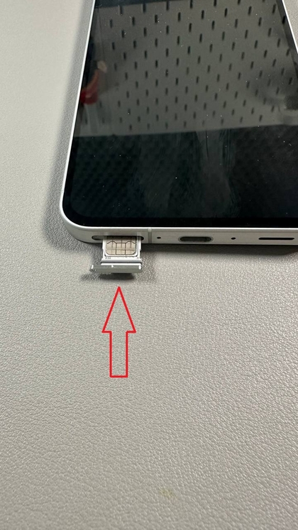 Reinsira o suporte do SIM no Samsung Galaxy A56