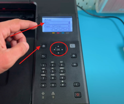 Onyesho la printa linaonyesha skrini ya Nyumbani na uteuzi wa Menyu