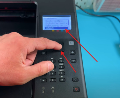 Skrini ya printa inaonyesha uteuzi wa menyu ya Mtandao