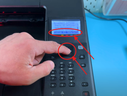 Alternativet Initialiser alle data/innstillinger er uthevet i Administrasjonsmenyen.