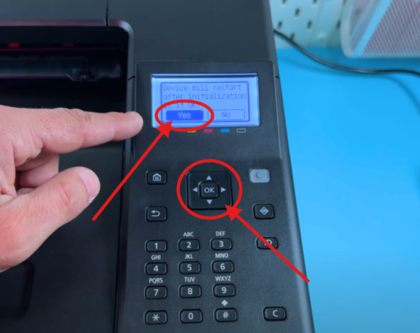 Skriveren viser et bekreftelsesskjermbilde for initialiseringen av alle data og innstillinger.