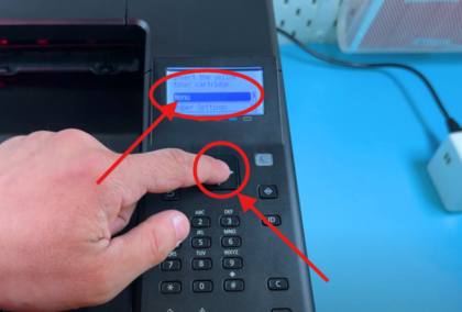 Skriverens Hjem-skjerm med Meny-alternativet uthevet.