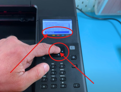 Skriverskjermen som viser Nettverk-alternativet uthevet.