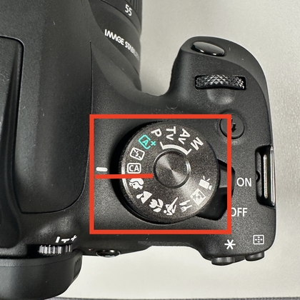Programhjul p&aring; Canon EOS 2000D indstillet til Kreativ Auto