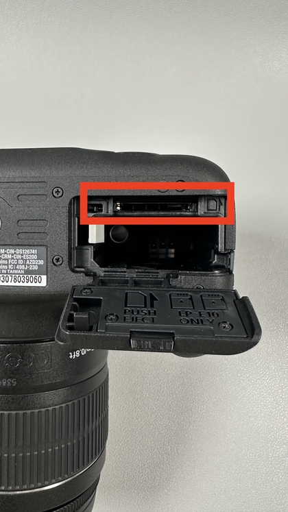 Canon EOS 2000D met de open batterij- en SD-kaartsleuf