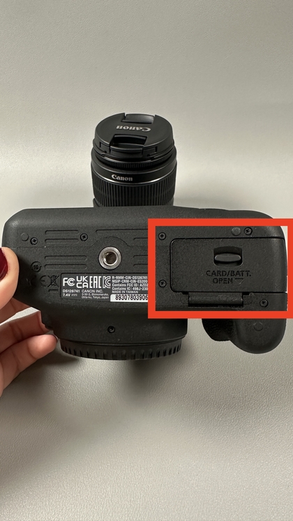 Canon EOS 2000D met de open batterij- en SD-kaartsleuf