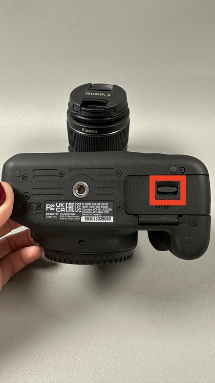 Het SD-kaart- en batterijcompartiment sluiten in Canon EOS 2000D