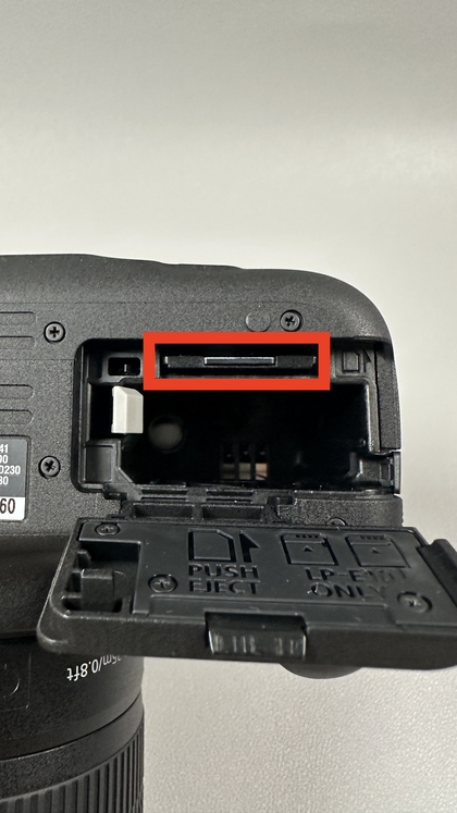 SD-kaart plaatsen in Canon EOS 2000D