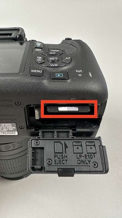 SD-kaart verwijderen uit Canon EOS 2000D