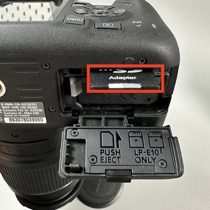 SD-Karte in Canon EOS 2000D Kamera einlegen