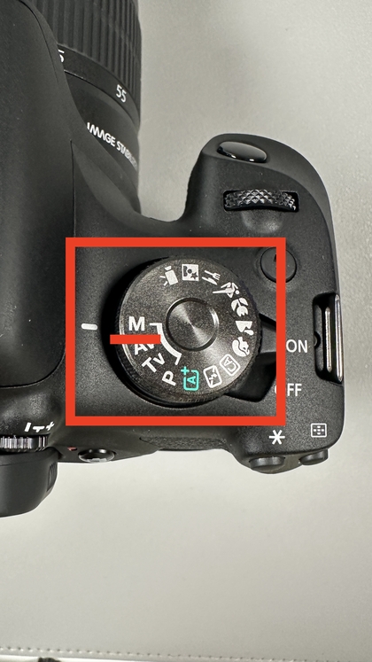 Wyb&oacute;r trybu manualnego w Canon EOS 2000D