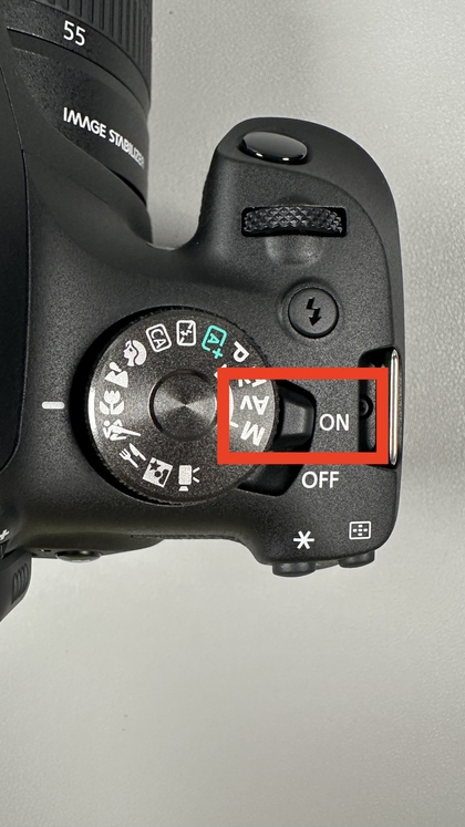 Włączanie aparatu Canon EOS 2000D